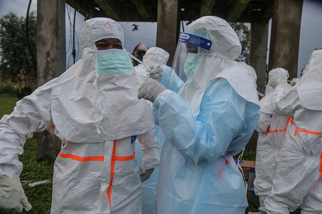 Ebola en RDC avec des agents de santé en tenue de protection pendant la riposte sanitaire.