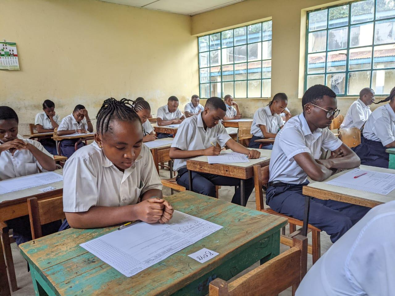 Des finalistes participent à l’Examen d’État 2026 en RDC