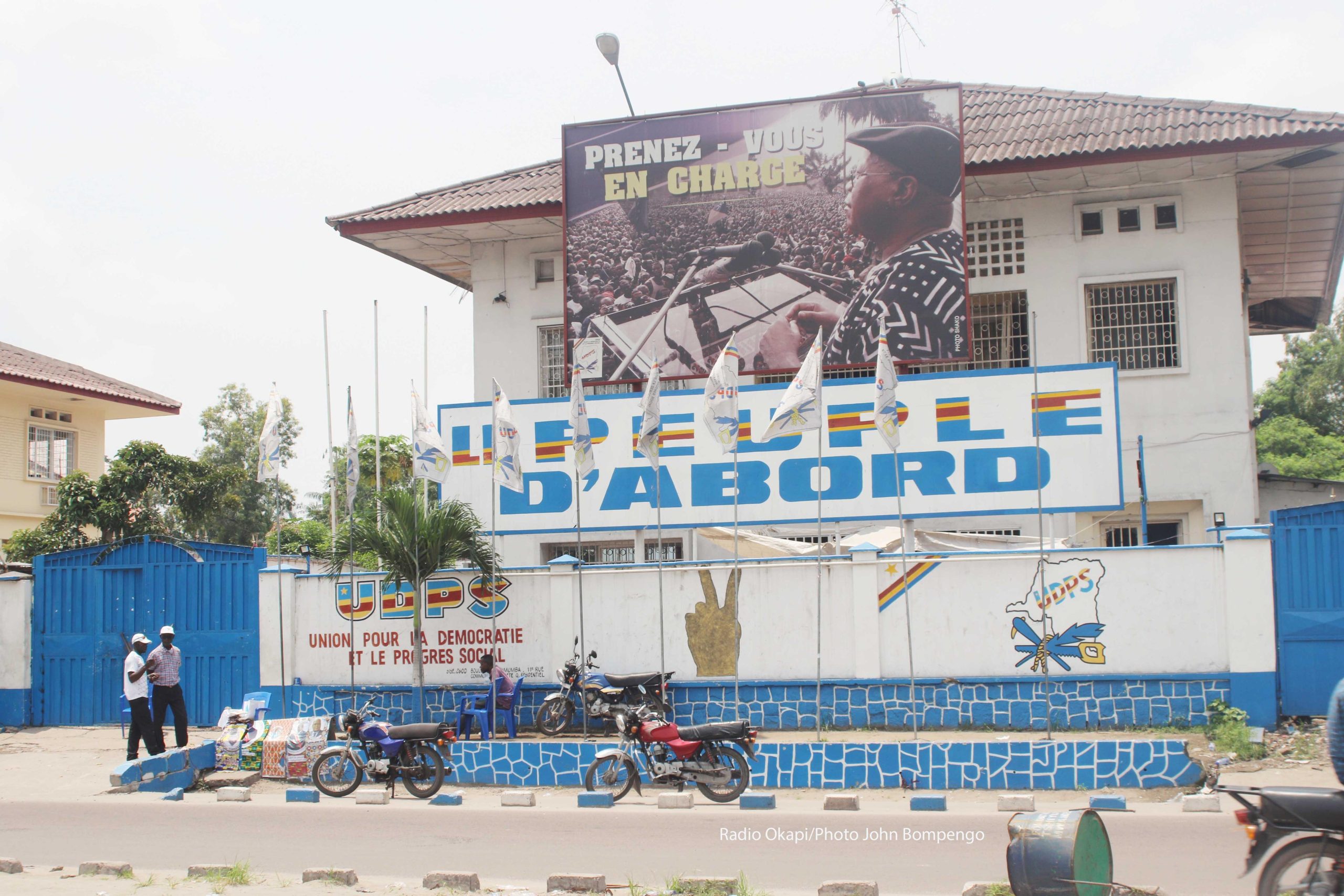 Siège social de l’UDPS à Kinshasa avec le slogan Le peuple d’abord.