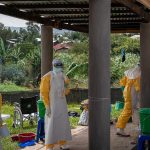 Des agents de santé participent à la riposte contre Ebola en Ituri dans un centre de traitement à Bunia.