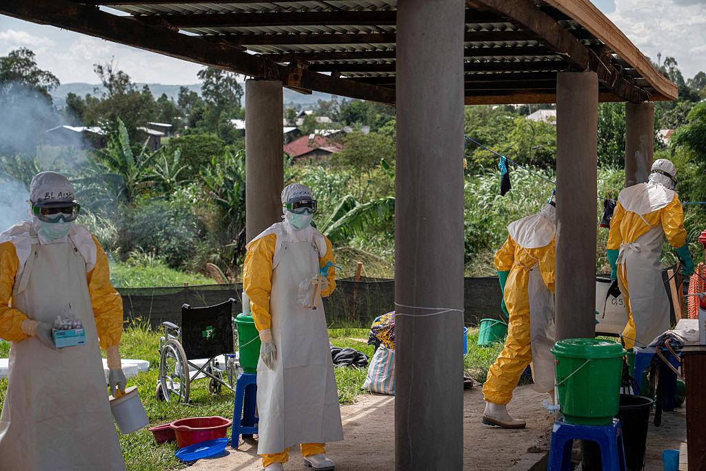Des agents de santé participent à la riposte contre Ebola en Ituri dans un centre de traitement à Bunia.
