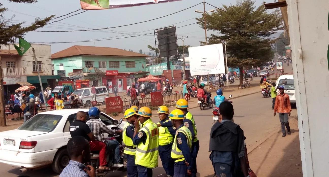 Agents de circulation lors d’un contrôle technique des véhicules à Kinshasa.