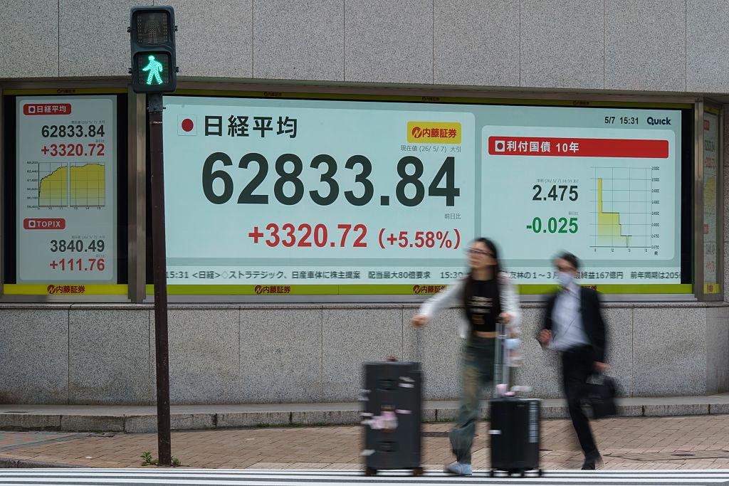 Ecran du Nikkei à Tokyo illustrant la hausse des marchés asiatiques.