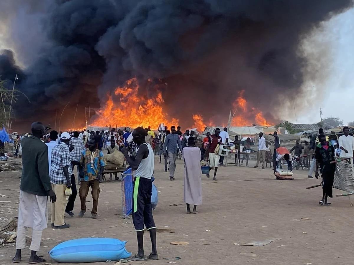 Attaque de drones à Abyei, fumée au-dessus du marché d'Amiet après le bombardement du 19 octobre 2026.
