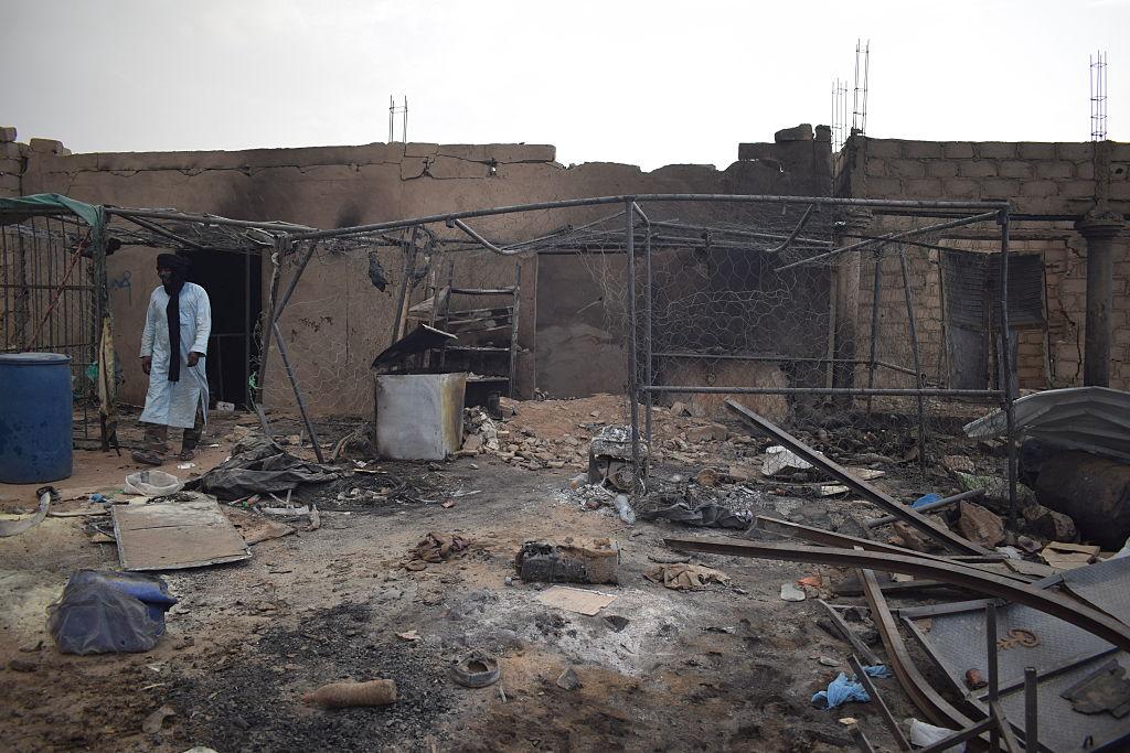 Frappes de drones au Mali, destruction d'un centre de santé à Talahandak documentée par Human Rights Watch.