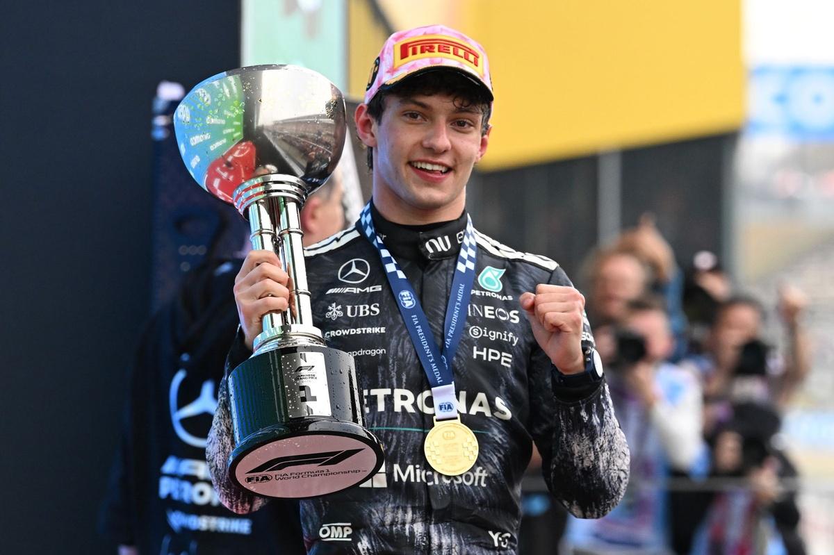 Kimi Antonelli célèbre sa victoire au Grand Prix des États-Unis de Formule 1 le 25 octobre 2026.