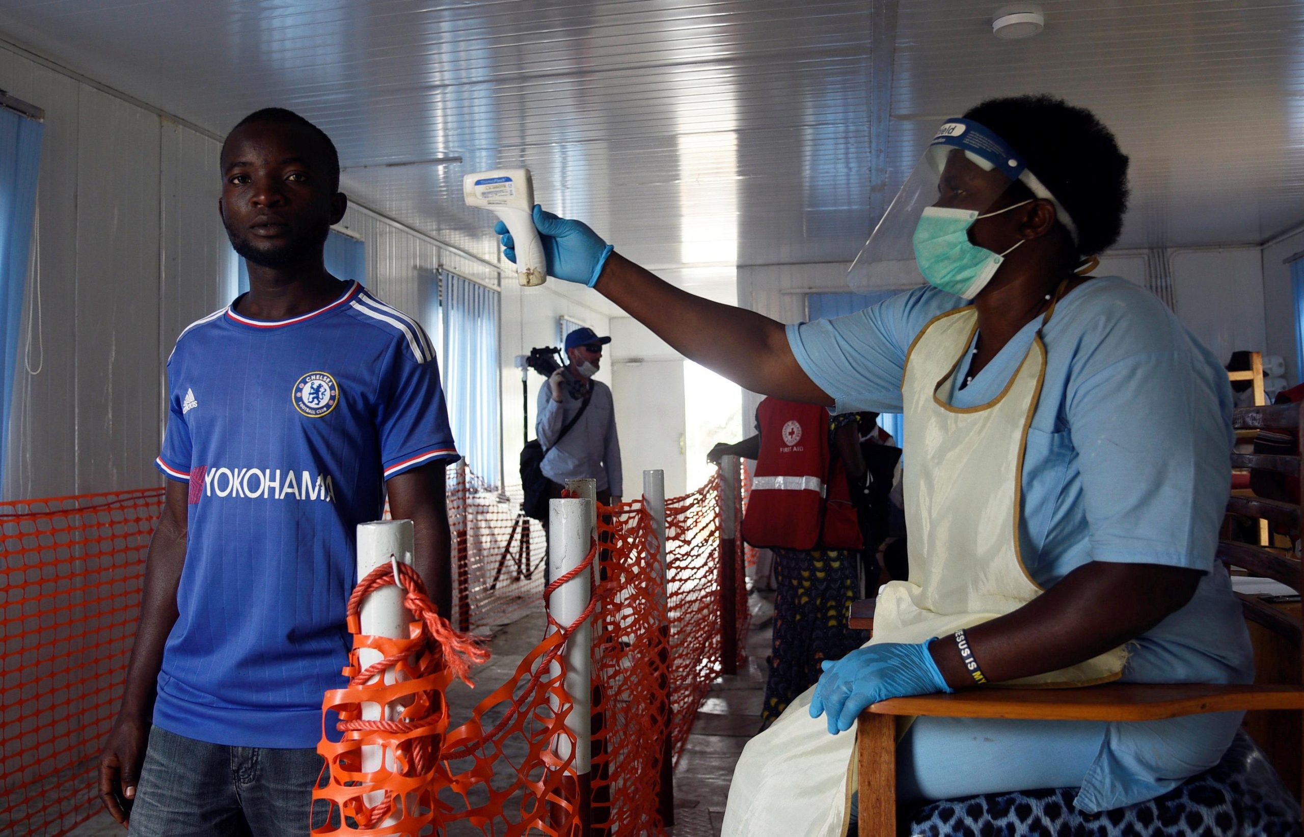 Contrôle sanitaire à la frontière RDC-Ouganda dans le cadre des restrictions contre Ebola.